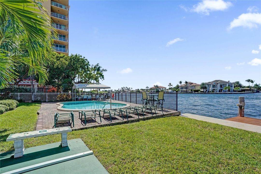 На продажу: $359,999 (2 спален, 2 ванн, 1200 Квадратных фут)