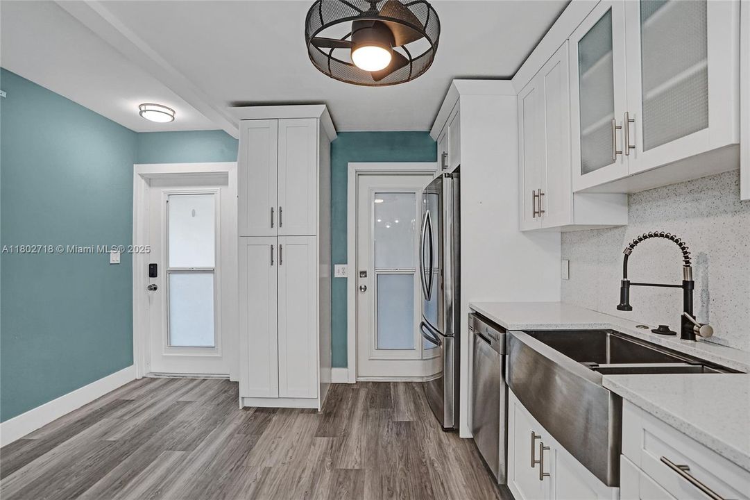 На продажу: $359,999 (2 спален, 2 ванн, 1200 Квадратных фут)