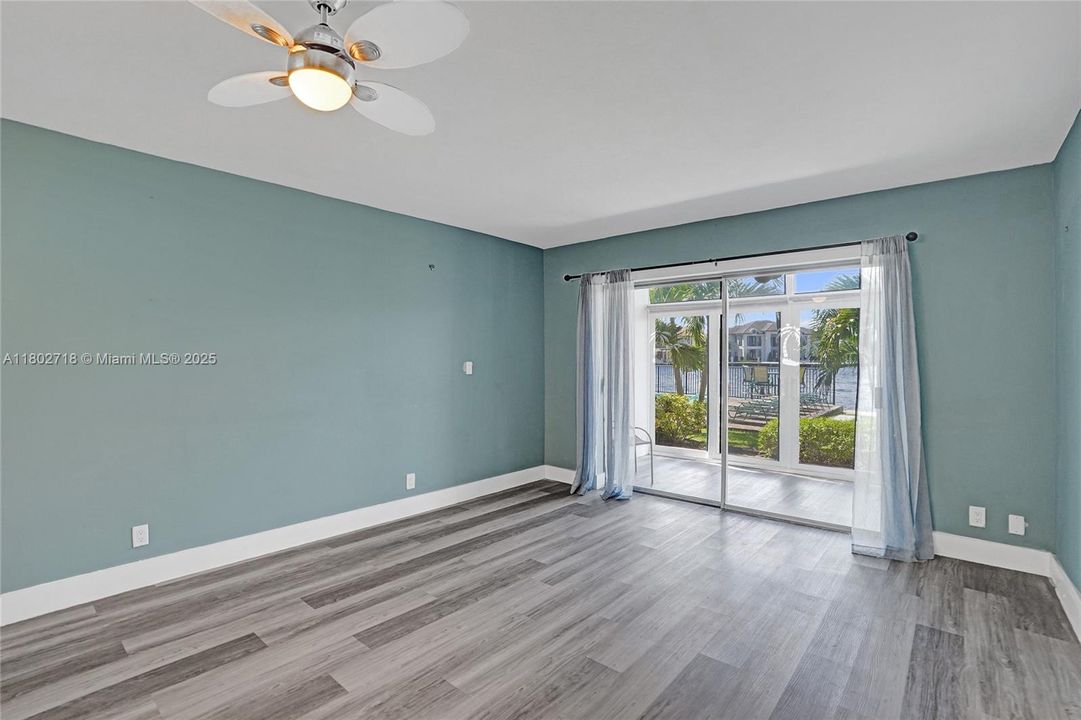 На продажу: $359,999 (2 спален, 2 ванн, 1200 Квадратных фут)