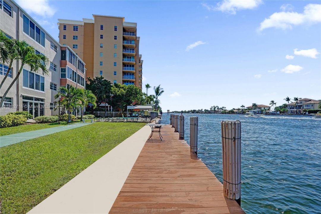 На продажу: $359,999 (2 спален, 2 ванн, 1200 Квадратных фут)