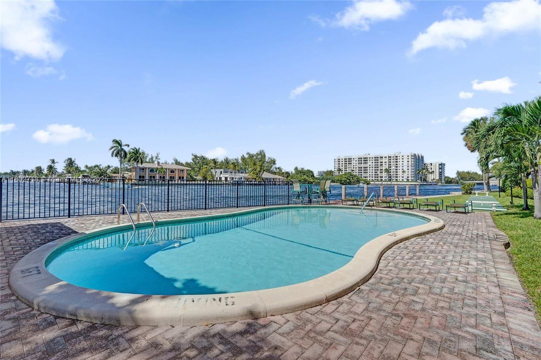 На продажу: $359,999 (2 спален, 2 ванн, 1200 Квадратных фут)