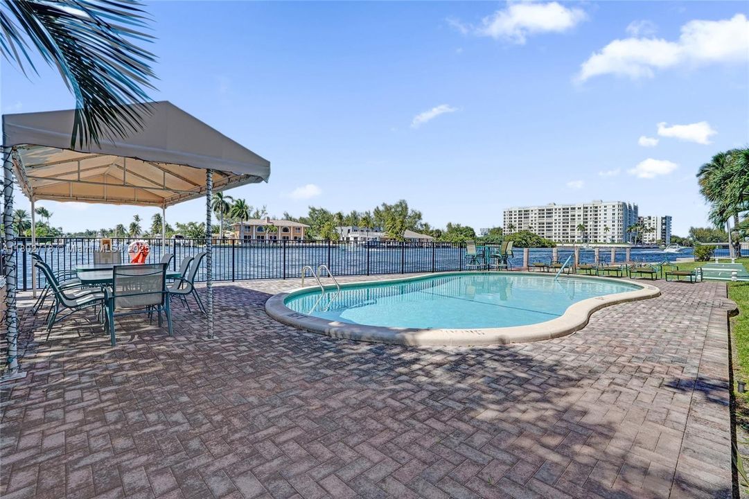 На продажу: $359,999 (2 спален, 2 ванн, 1200 Квадратных фут)