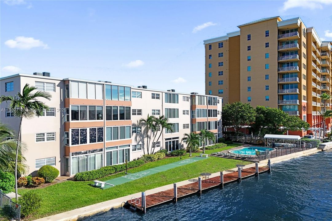 На продажу: $359,999 (2 спален, 2 ванн, 1200 Квадратных фут)