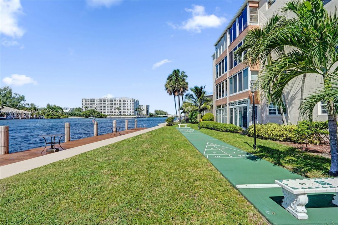 На продажу: $359,999 (2 спален, 2 ванн, 1200 Квадратных фут)