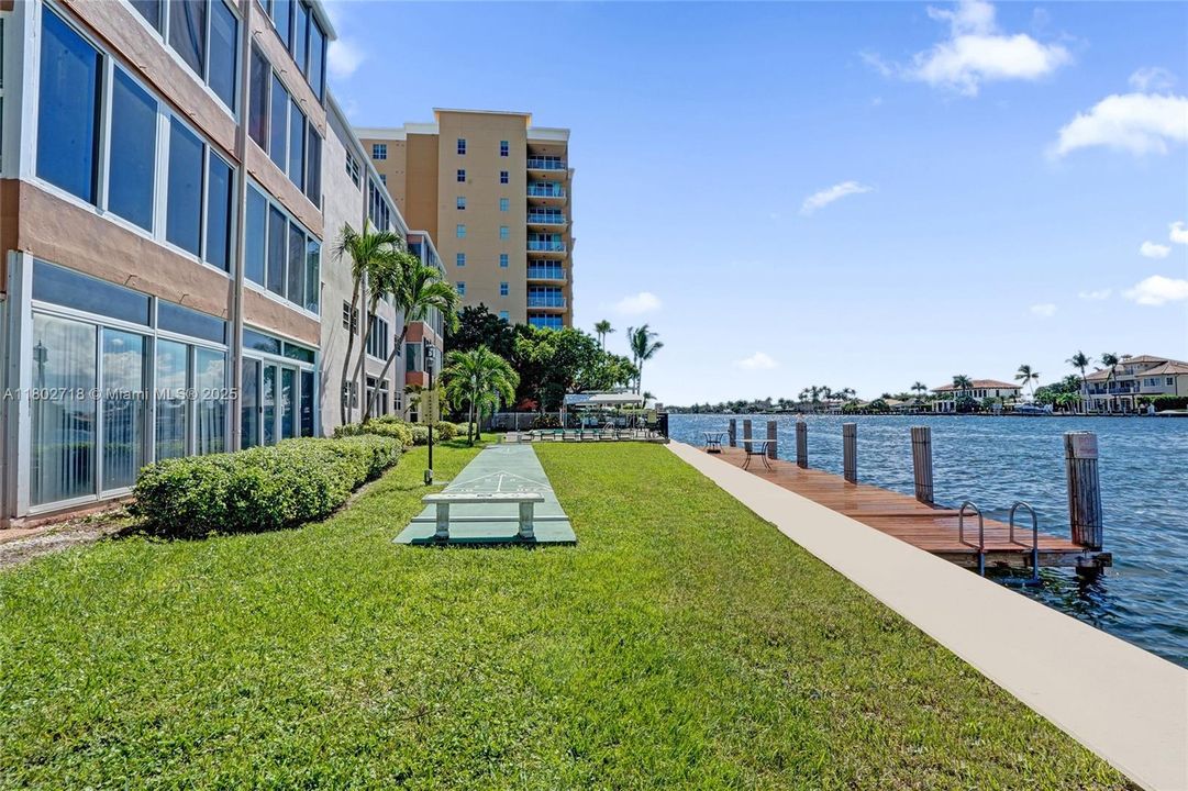 На продажу: $359,999 (2 спален, 2 ванн, 1200 Квадратных фут)