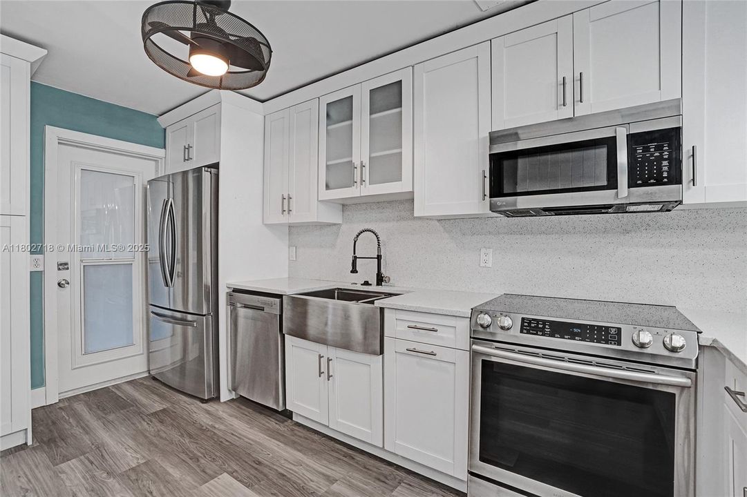 На продажу: $359,999 (2 спален, 2 ванн, 1200 Квадратных фут)