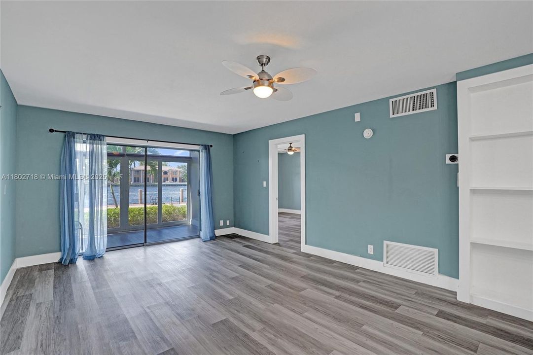 На продажу: $359,999 (2 спален, 2 ванн, 1200 Квадратных фут)