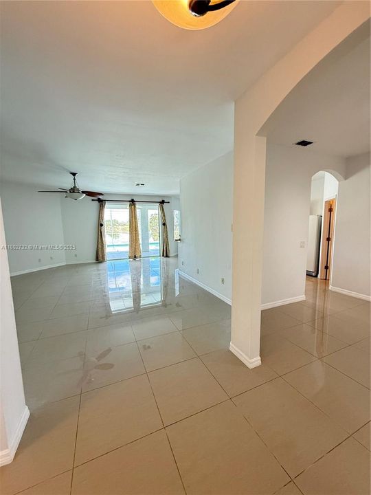 Недавно продано: $380,000 (4 спален, 2 ванн, 2200 Квадратных фут)