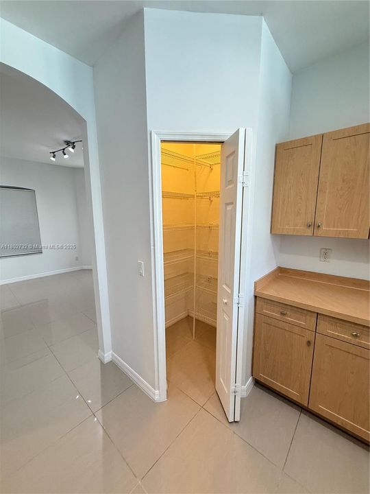 Недавно продано: $380,000 (4 спален, 2 ванн, 2200 Квадратных фут)