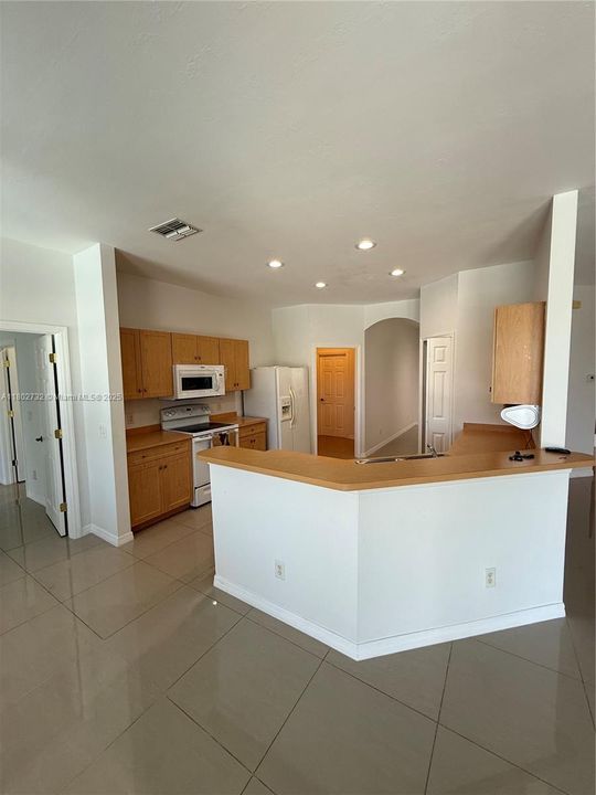 Недавно продано: $380,000 (4 спален, 2 ванн, 2200 Квадратных фут)