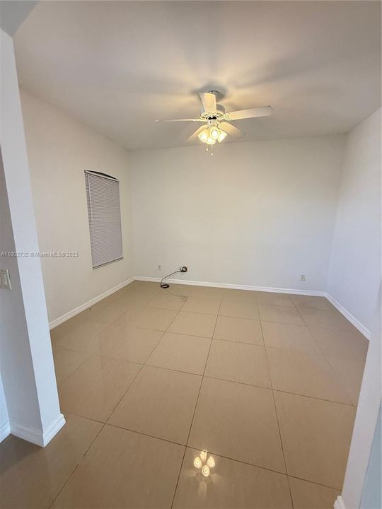 Недавно продано: $380,000 (4 спален, 2 ванн, 2200 Квадратных фут)