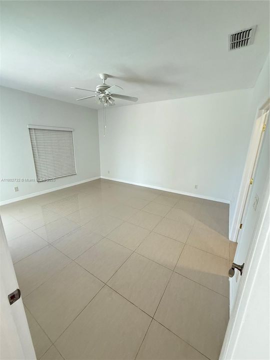 Недавно продано: $380,000 (4 спален, 2 ванн, 2200 Квадратных фут)