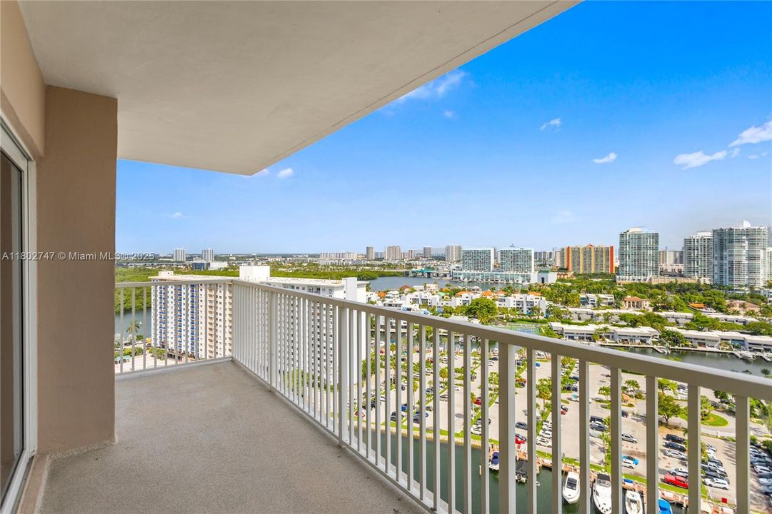 Active With Contract: $474,999 (2 beds, 2 baths, 1350 Square Feet)