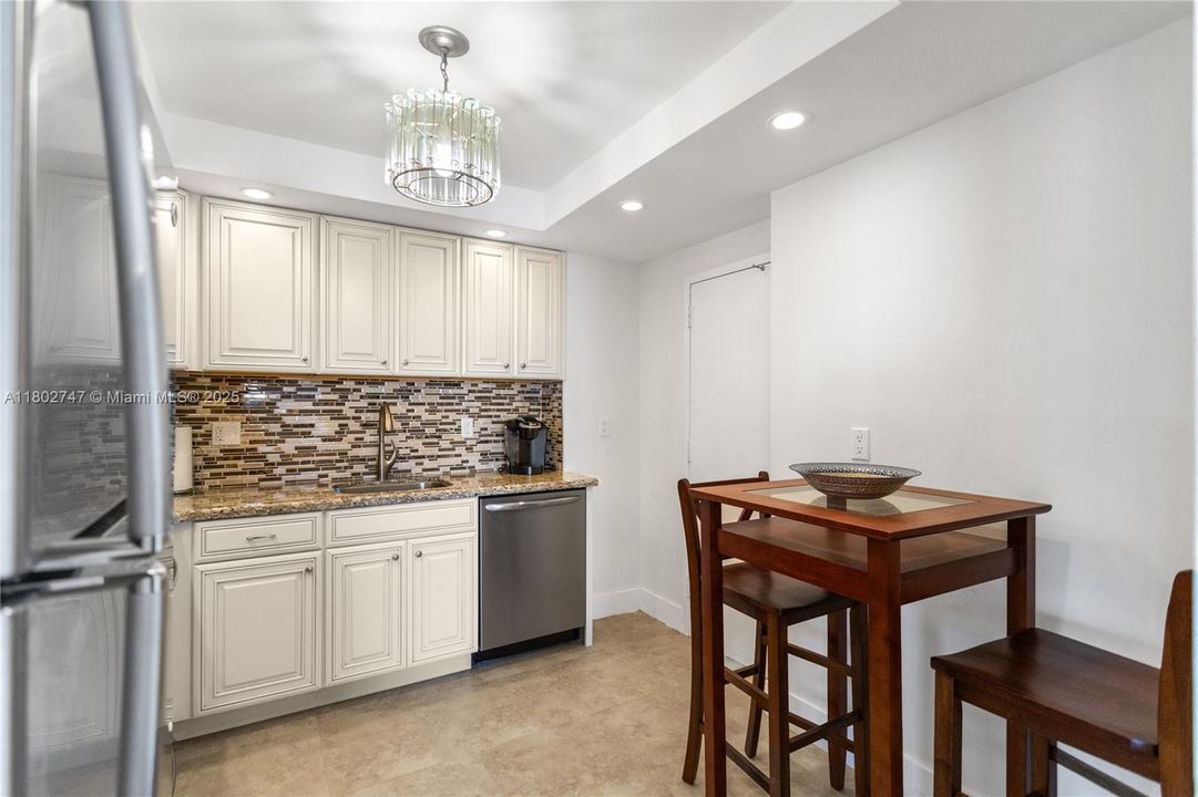 Active With Contract: $474,999 (2 beds, 2 baths, 1350 Square Feet)