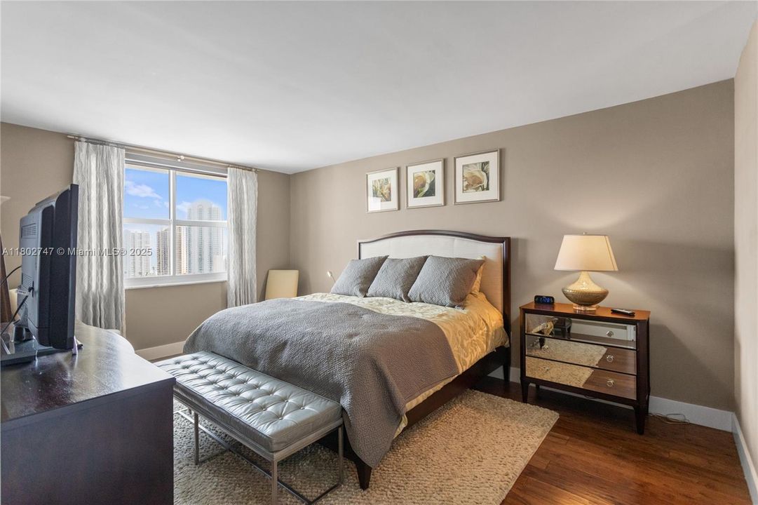 Active With Contract: $474,999 (2 beds, 2 baths, 1350 Square Feet)