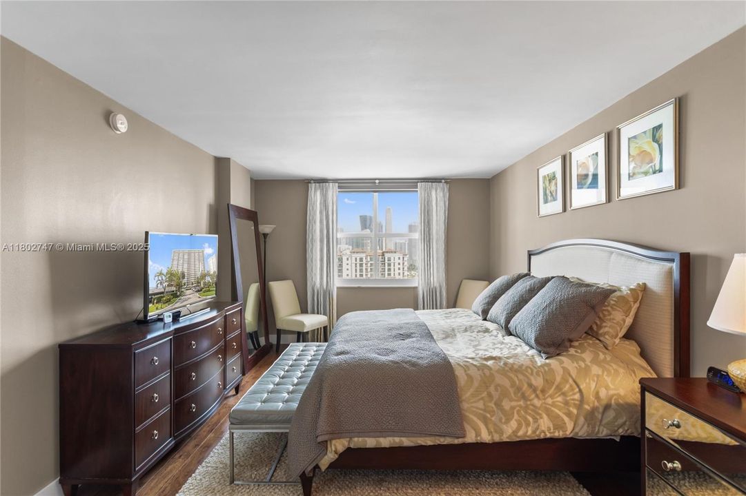 Active With Contract: $474,999 (2 beds, 2 baths, 1350 Square Feet)