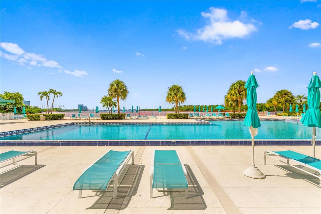 Active With Contract: $474,999 (2 beds, 2 baths, 1350 Square Feet)