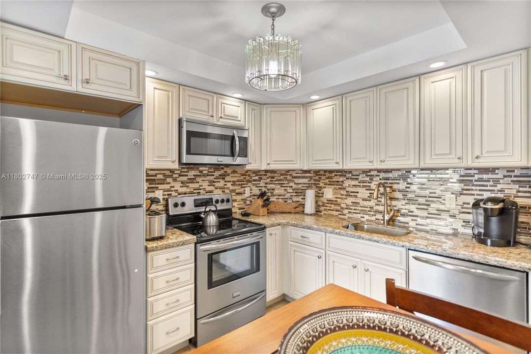 Active With Contract: $474,999 (2 beds, 2 baths, 1350 Square Feet)