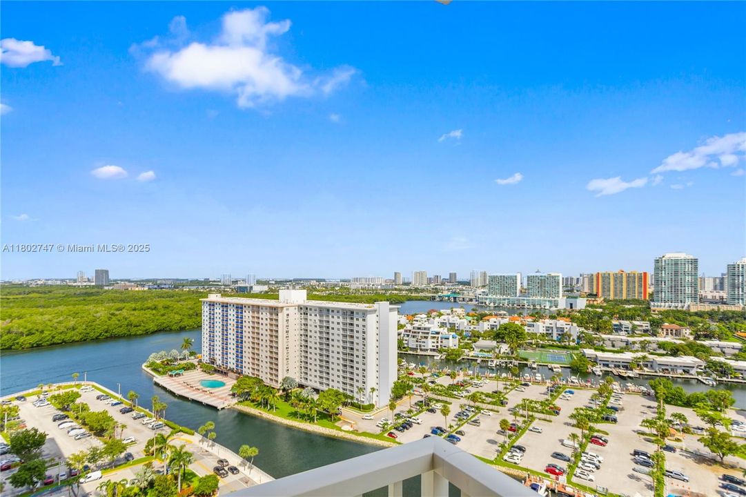 Active With Contract: $474,999 (2 beds, 2 baths, 1350 Square Feet)