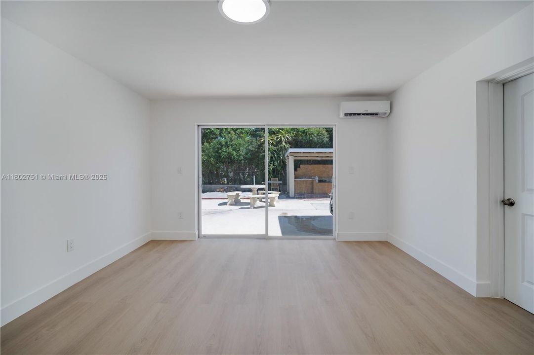 Vendido Recientemente: $699,000 (3 camas, 2 baños, 1815 Pies cuadrados)
