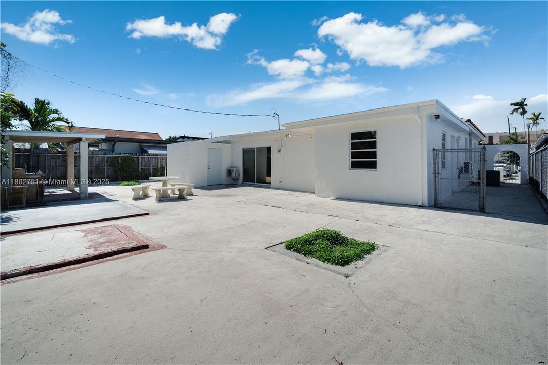 Vendido Recientemente: $699,000 (3 camas, 2 baños, 1815 Pies cuadrados)