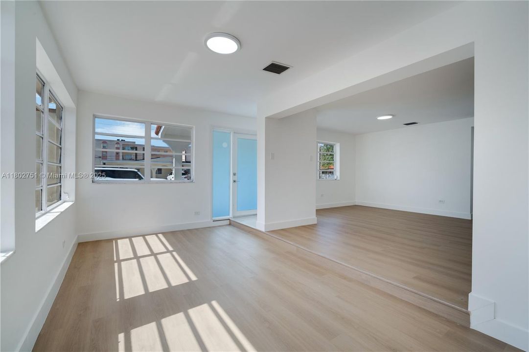 Vendido Recientemente: $699,000 (3 camas, 2 baños, 1815 Pies cuadrados)