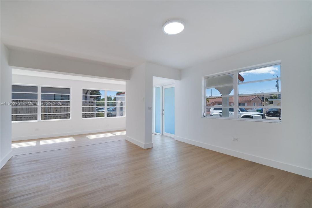 Vendido Recientemente: $699,000 (3 camas, 2 baños, 1815 Pies cuadrados)