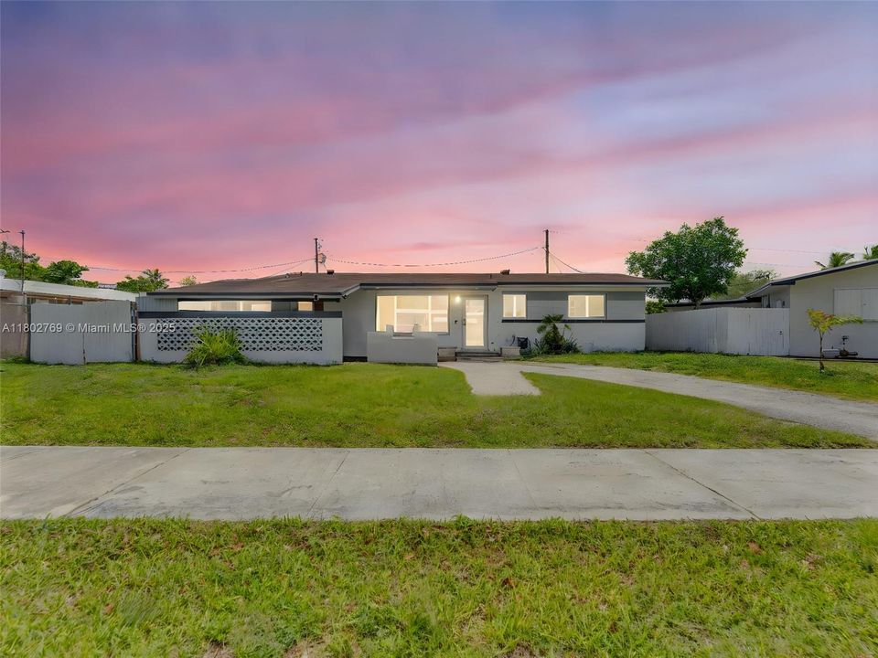 Active With Contract: $450,000 (3 beds, 2 baths, 1536 Square Feet)