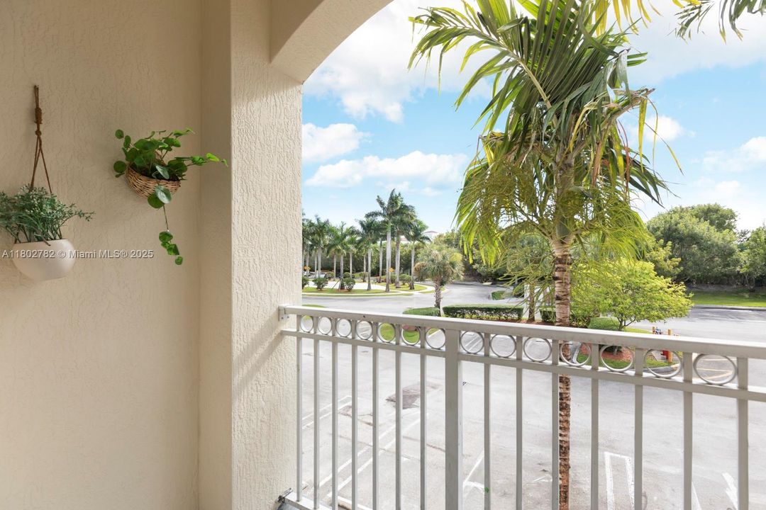 For Sale: $370,000 (2 beds, 2 baths, 1205 Square Feet)