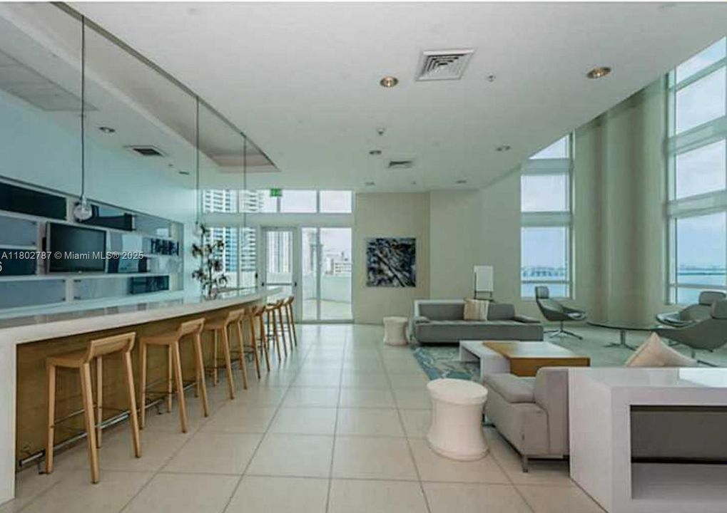 Recently Rented: $2,900 (1 beds, 1 baths, 837 Square Feet)