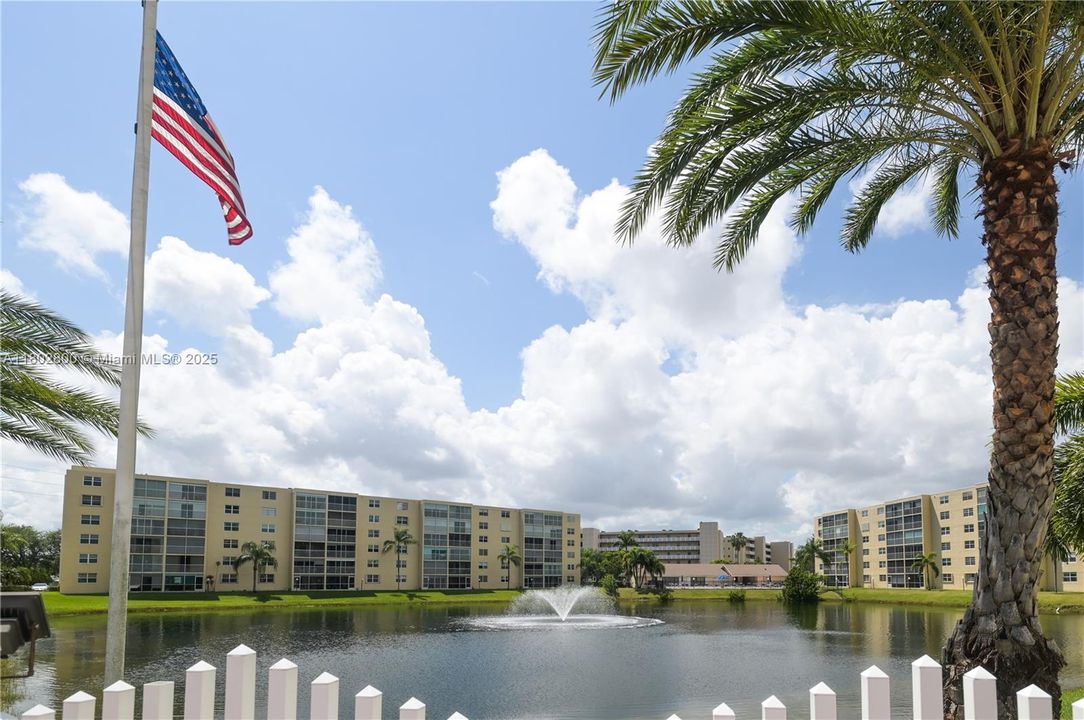 For Sale: $298,900 (2 beds, 2 baths, 1190 Square Feet)