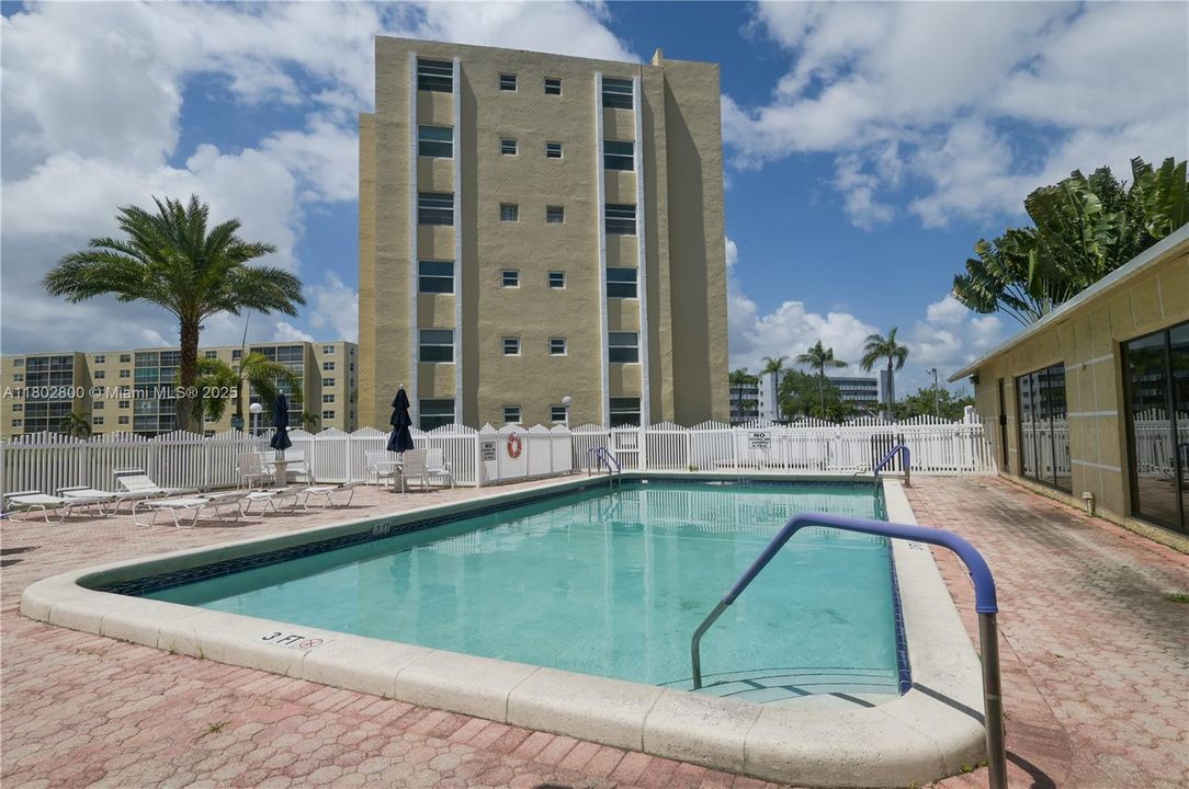 For Sale: $298,900 (2 beds, 2 baths, 1190 Square Feet)