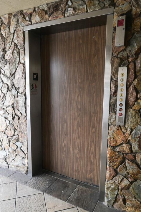 For Sale: $298,900 (2 beds, 2 baths, 1190 Square Feet)