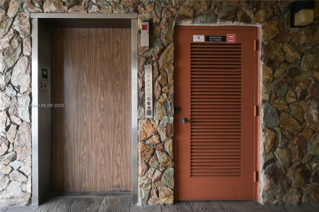 For Sale: $298,900 (2 beds, 2 baths, 1190 Square Feet)