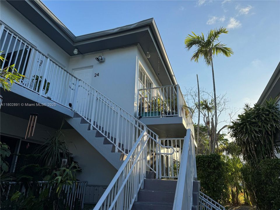 For Sale: $500,000 (3 beds, 2 baths, 1309 Square Feet)