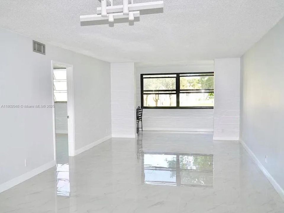 For Sale: $230,000 (2 beds, 2 baths, 1170 Square Feet)