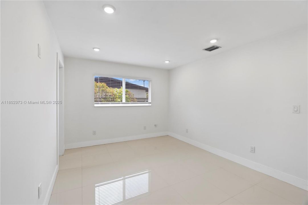 Recientemente alquilado: $4,900 (4 camas, 2 baños, 1740 Pies cuadrados)