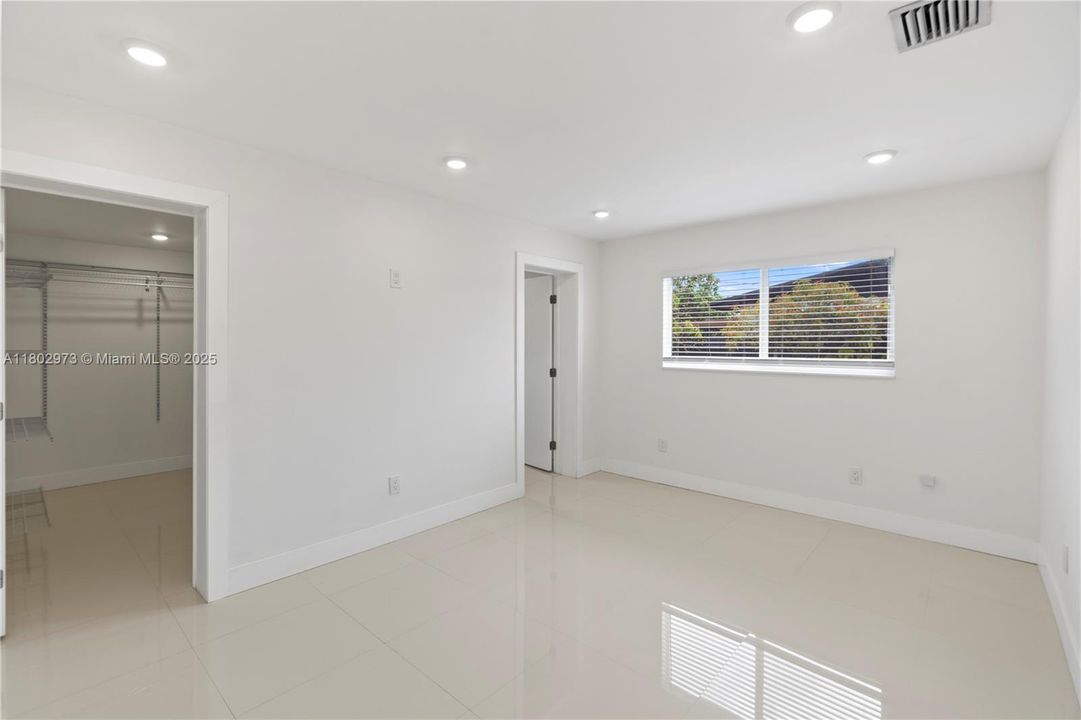 Recientemente alquilado: $4,900 (4 camas, 2 baños, 1740 Pies cuadrados)