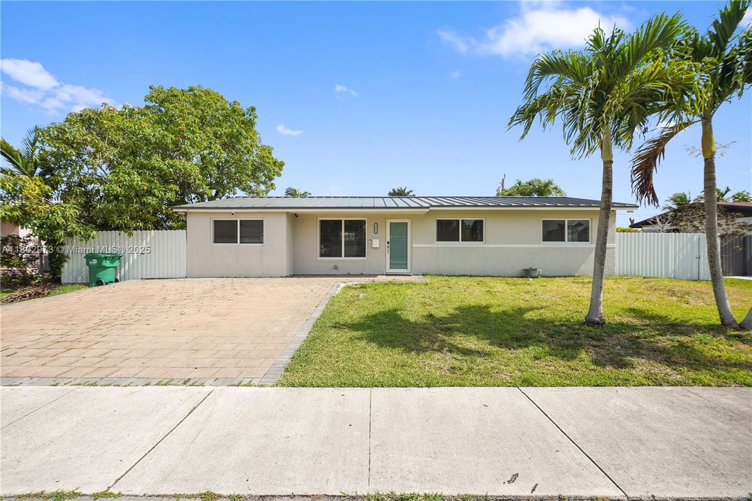 Recientemente alquilado: $4,900 (4 camas, 2 baños, 1740 Pies cuadrados)