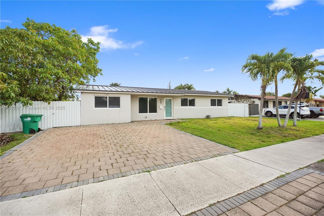 Recientemente alquilado: $4,900 (4 camas, 2 baños, 1740 Pies cuadrados)