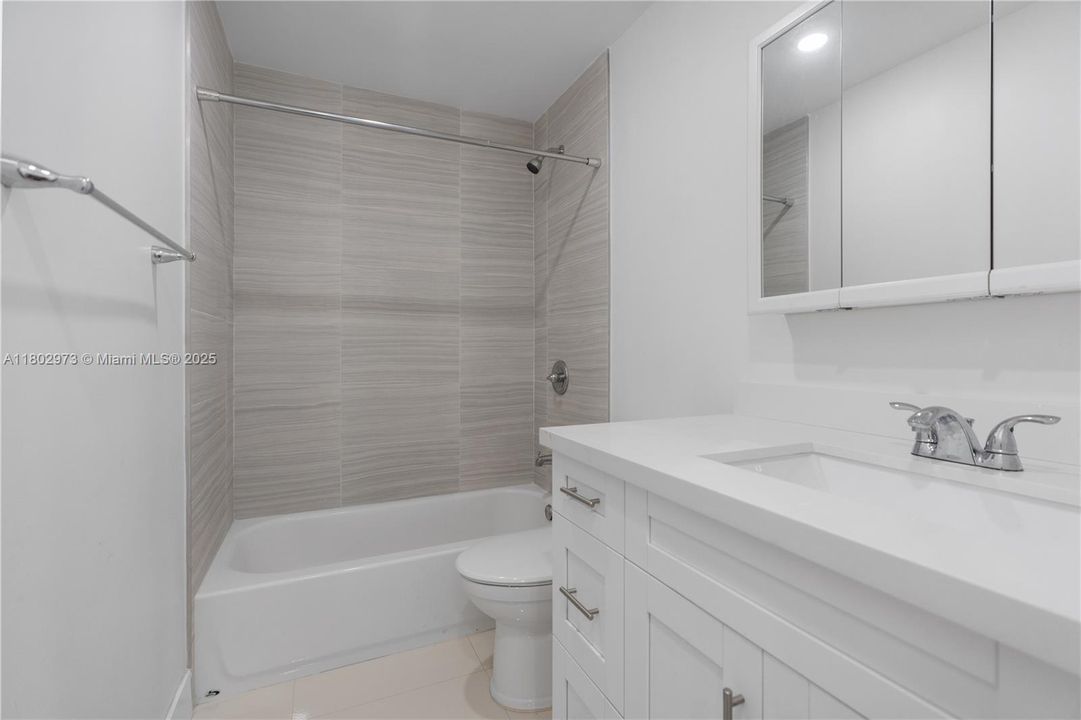 Recientemente alquilado: $4,900 (4 camas, 2 baños, 1740 Pies cuadrados)