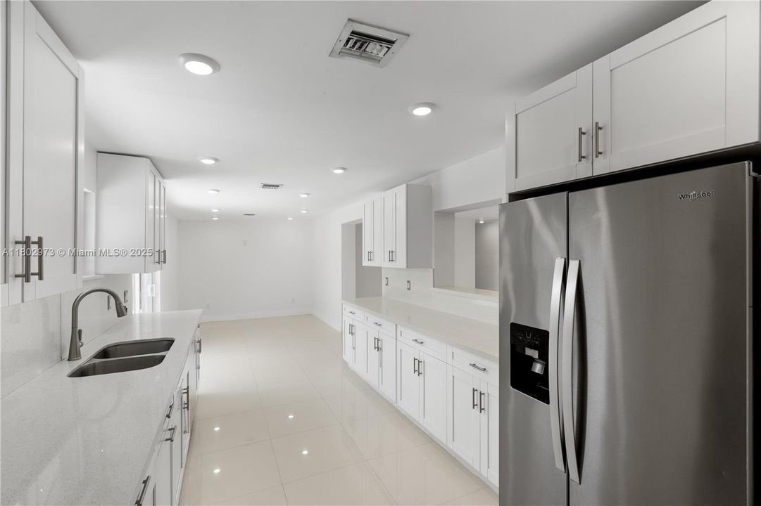 Recientemente alquilado: $4,900 (4 camas, 2 baños, 1740 Pies cuadrados)