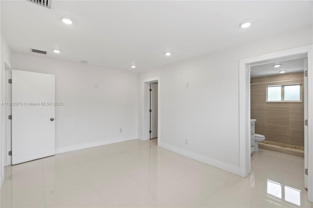 Recientemente alquilado: $4,900 (4 camas, 2 baños, 1740 Pies cuadrados)