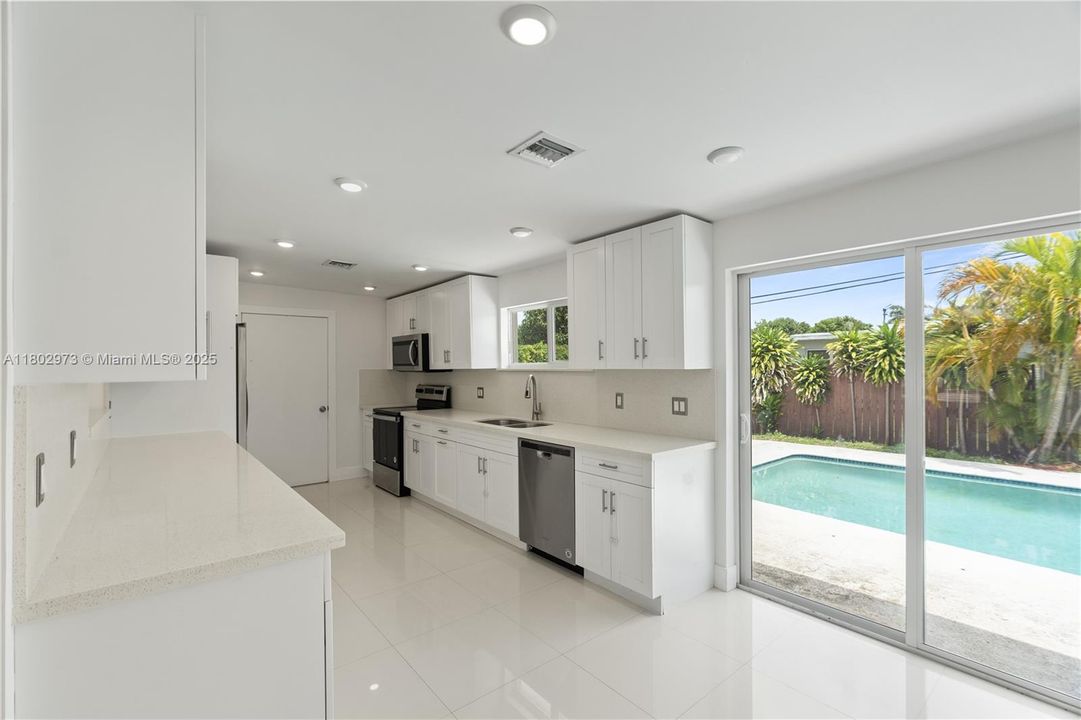 Recientemente alquilado: $4,900 (4 camas, 2 baños, 1740 Pies cuadrados)