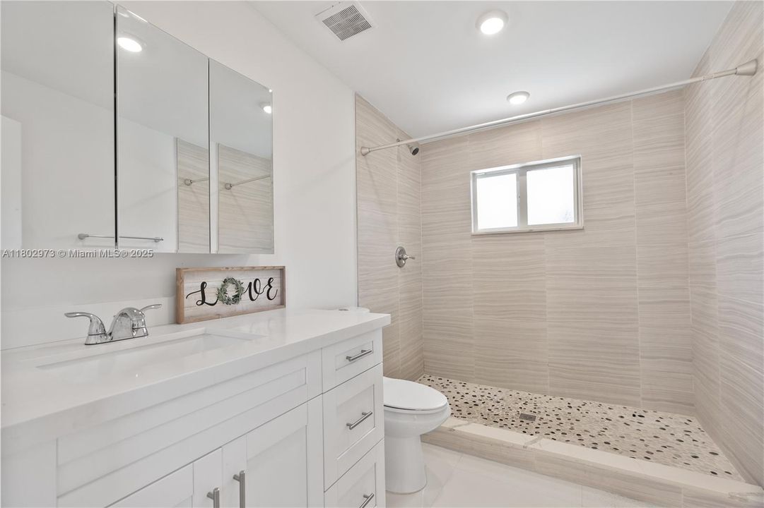 Recientemente alquilado: $4,900 (4 camas, 2 baños, 1740 Pies cuadrados)