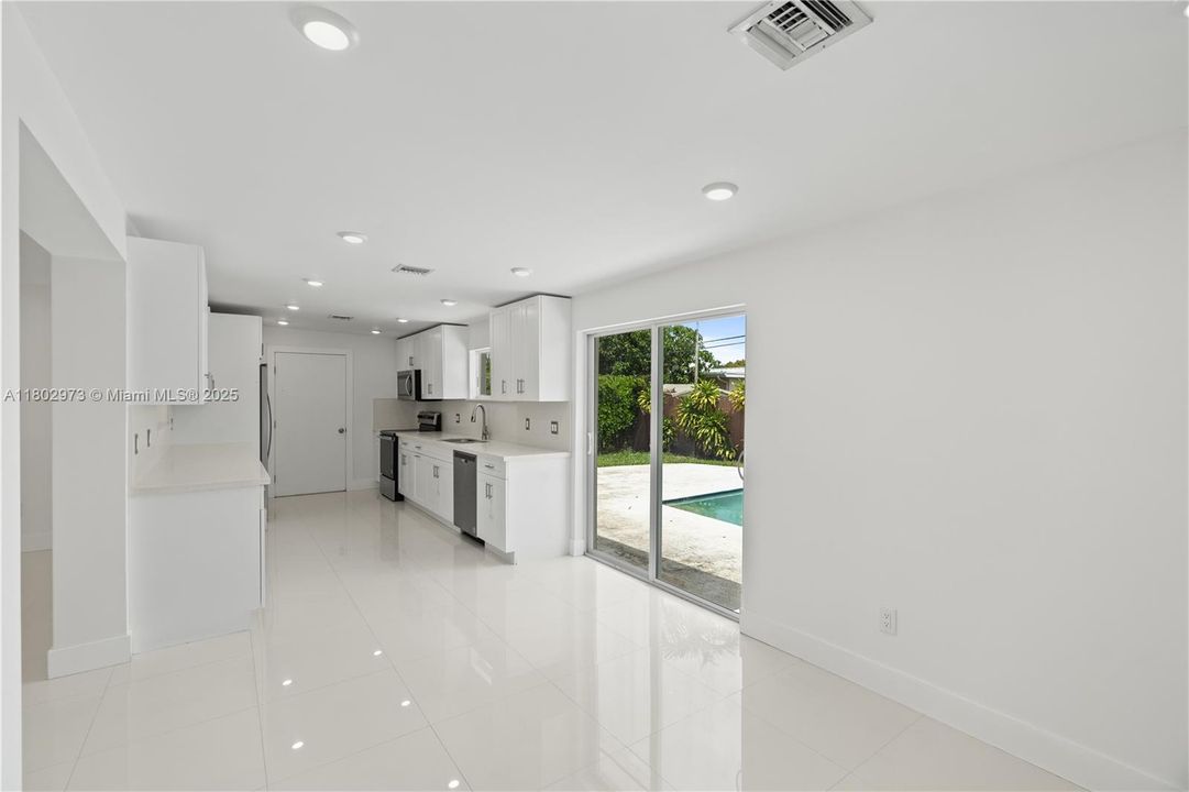 Recientemente alquilado: $4,900 (4 camas, 2 baños, 1740 Pies cuadrados)