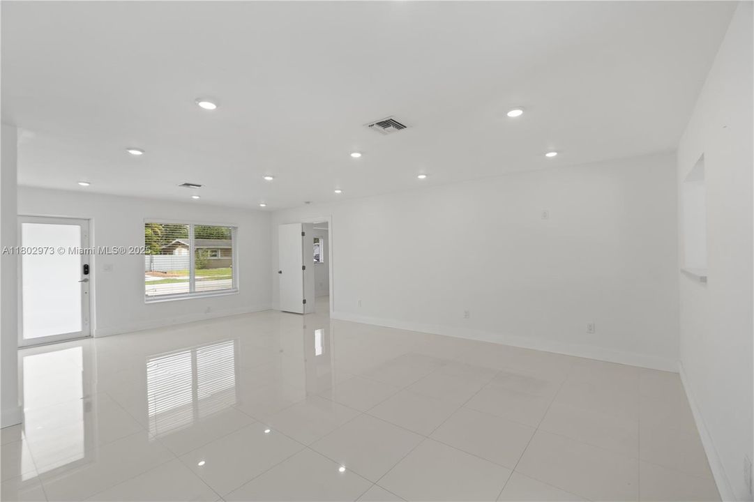 Recientemente alquilado: $4,900 (4 camas, 2 baños, 1740 Pies cuadrados)