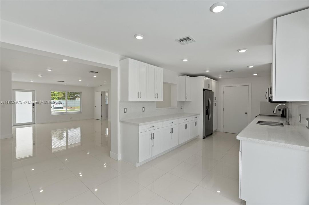 Recientemente alquilado: $4,900 (4 camas, 2 baños, 1740 Pies cuadrados)