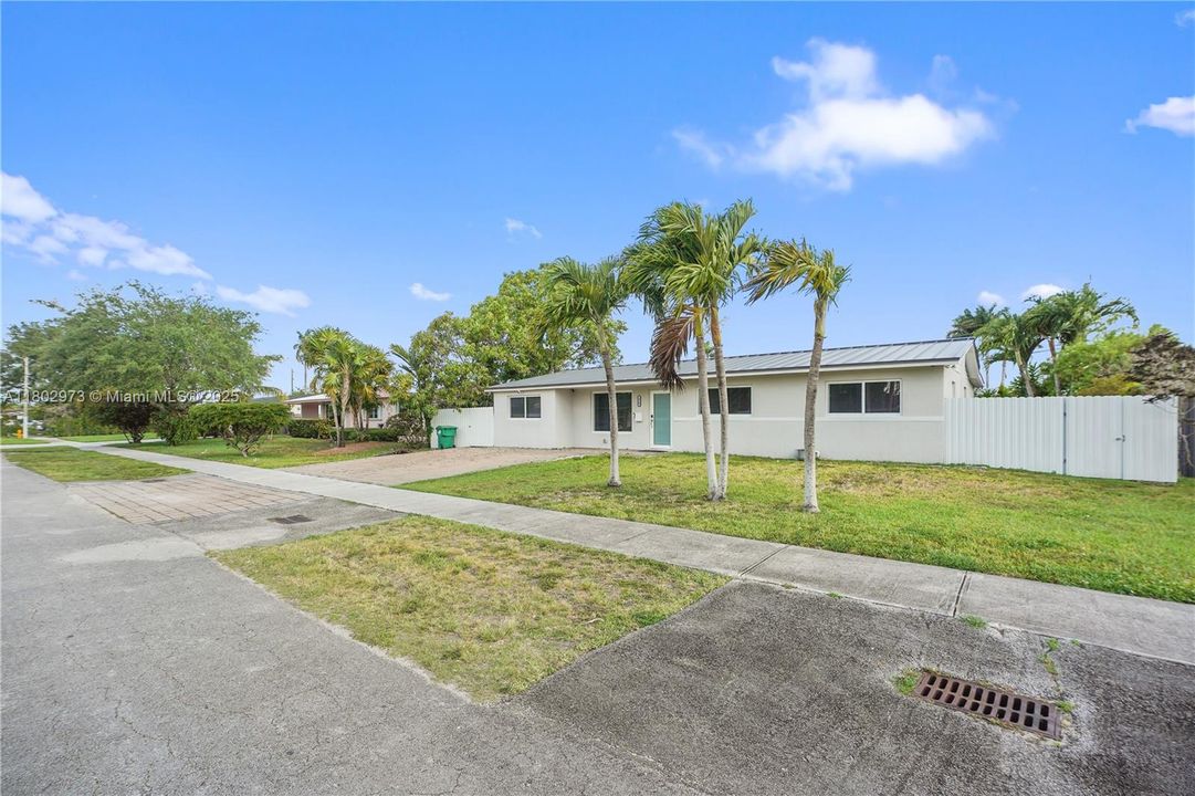 Recientemente alquilado: $4,900 (4 camas, 2 baños, 1740 Pies cuadrados)