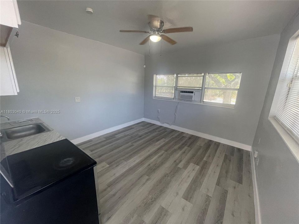 合同活跃: $1,095 (0 贝兹, 1 浴室, 500 平方英尺)